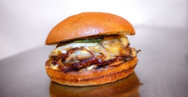 la primera Ramen cheeseburguer