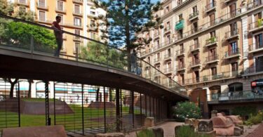 programación cultural en la plaza de la Villa de Madrid, en el Gòtic